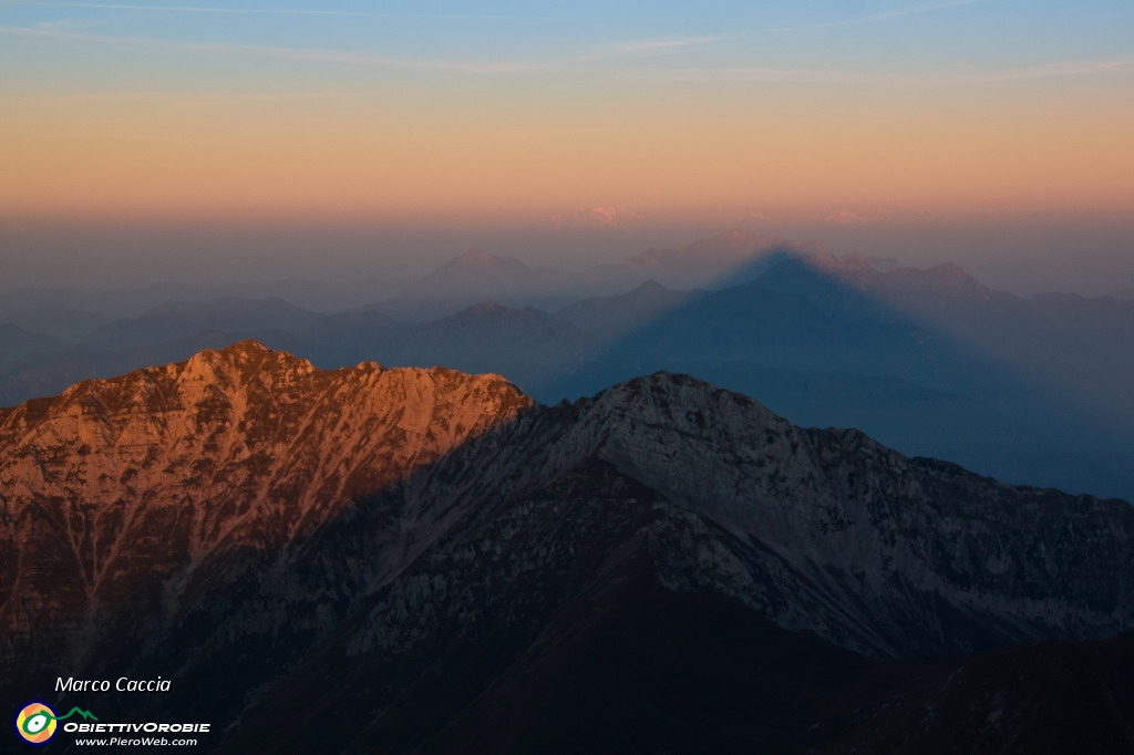 19_L'ombra dell'Arera verso la Grigna.JPG